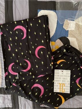NWT Lularoe TC Halloween collection leggings with Moon print